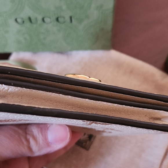 Gucci GG White Berry Marmont Bifold Card Case Wallet - Picture 4 of 9